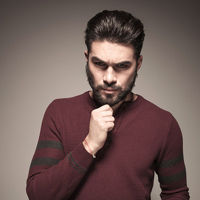 有魅力的男人在想重要的事情图片下载