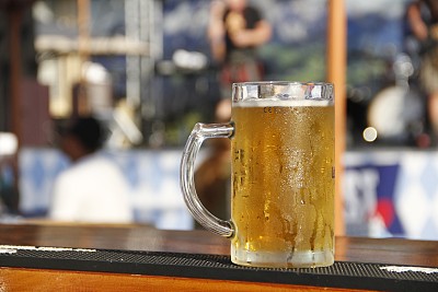 海滩酒吧的啤酒图片下载