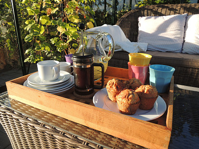 下午在温室喝咖啡休息图片下载