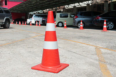 道路上有交通锥，在停车场有单独路线图片下载