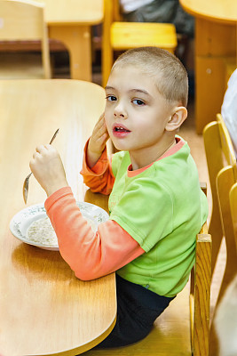 男孩吃粥图片下载