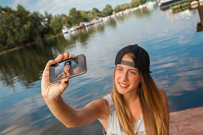 小女孩在河边自拍图片下载