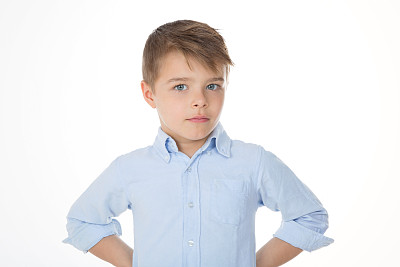 小男孩盯着图片下载