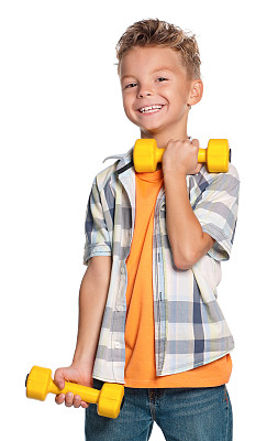 小男孩拿着哑铃图片下载