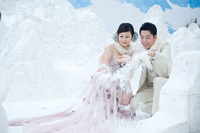 新娘和新郎在雪中玩耍，图片下载