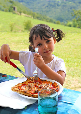 小女孩吃披萨图片下载