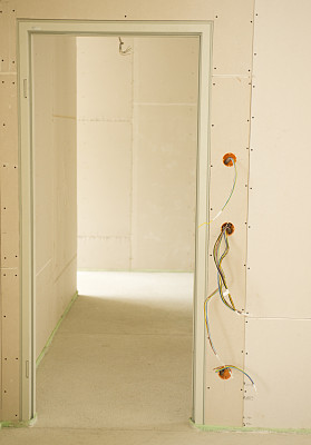 带门框和插头的未完工干墙图片下载