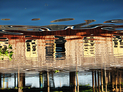 高跷上的房子倒影在茵莱湖中图片下载