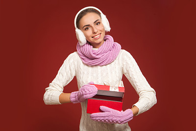 年轻女子打开礼物盒图片下载