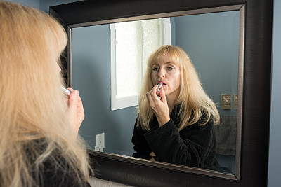 成熟的女人在早上涂口红图片下载