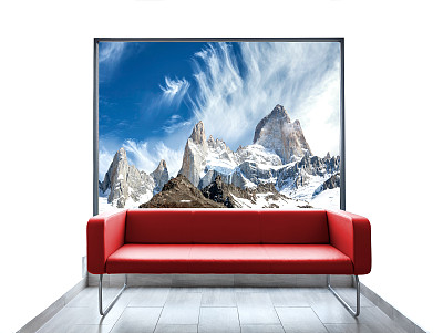 空房间，红色沙发，透过窗户可以看到山景。图片下载