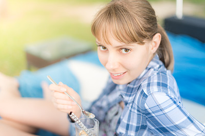 手里拿着甜点的可爱年轻女人。图片下载