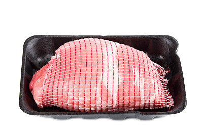 生猪肉烤盘孤立在白色近距离图片下载