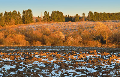 日落时有可耕地的小山。图片下载