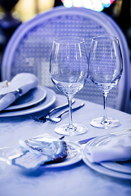 餐厅里的空杯子图片下载