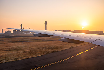 从飞机上看日本机场的日出。图片下载