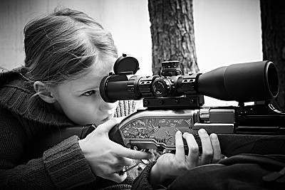 女孩正在瞄准气枪图片下载