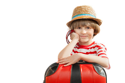 快乐的男孩和红色的手提箱图片下载