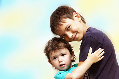 两个小的孩子图片下载