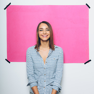 开朗的女孩对着镜头摆姿势图片下载