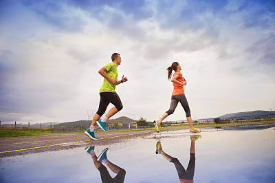 情侣在雨中跑步图片下载