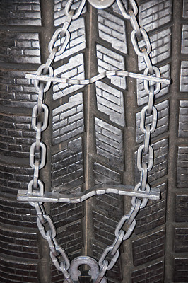 汽车轮胎轮廓带雪链图片下载