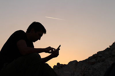 在山上用智能手机的人图片下载