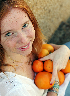 年轻漂亮的女孩图片下载