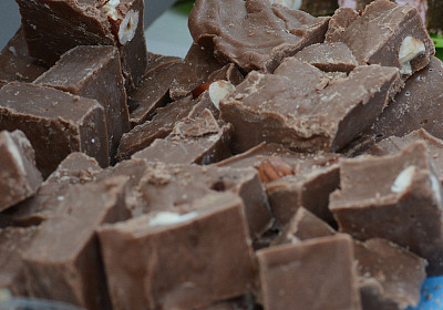 近距离的巧克力核桃软糖图片下载