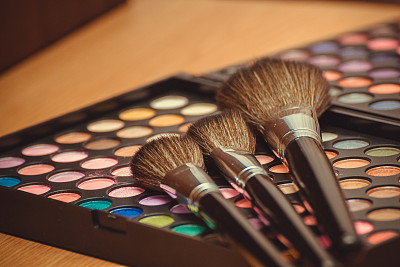 化妆刷和眼影图片下载