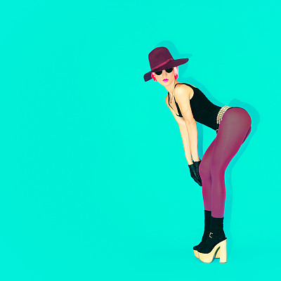 迷人的女士戴着酒红色的帽子和长袜图片下载