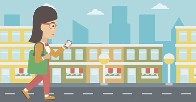 带着智能手机走路的女人图片下载