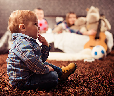 焦虑的男孩在父母的卧室里图片下载