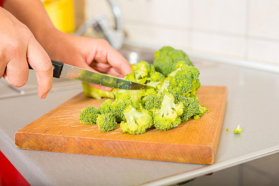 在砧板上切花椰菜图片下载