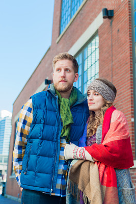 年轻的城市夫妇图片下载