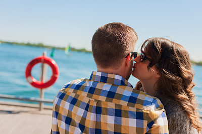 年轻的城市夫妇图片下载