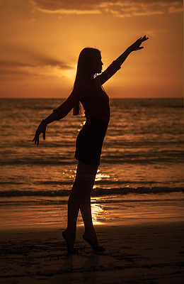 夕阳下跳舞的女孩图片下载