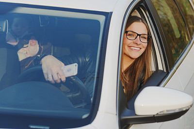开着车的漂亮女人图片下载