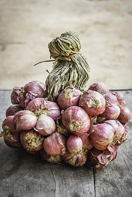 木桌上放一束洋葱图片下载