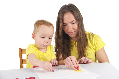 妈妈和儿子在一起画画图片下载