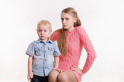 妈妈不满意他儿子的行为图片下载