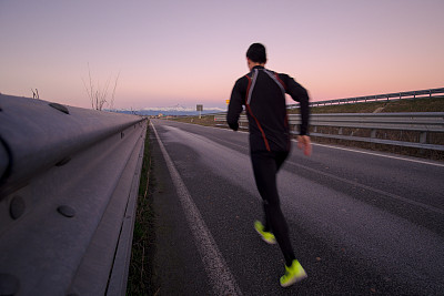在路上奔跑图片下载