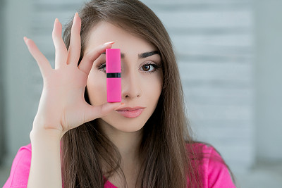 美丽的女孩摆姿势在白色工作室图片下载