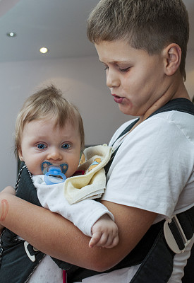 哥哥关心弟弟图片下载