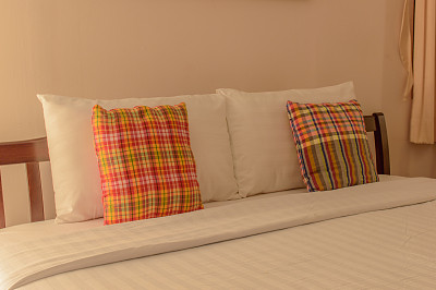 舒适房间的枕头图片下载