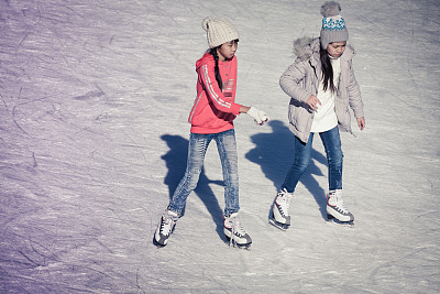 一群孩子在冰上图片下载