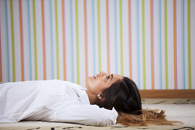 躺在地毯上的女人图片下载