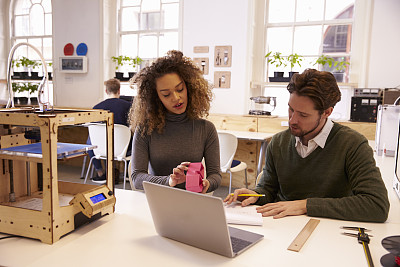 使用3D打印机的设计师讨论原型图片下载