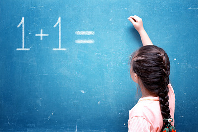 女孩在黑板上画画图片下载