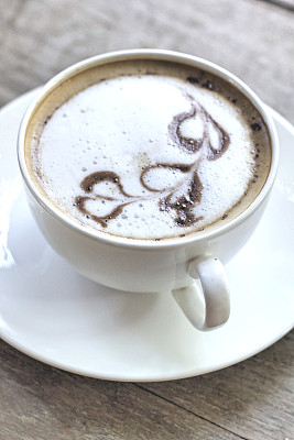 白杯子里的热咖啡。图片下载